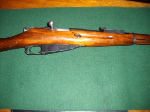 nice picture of a Mosin nagant Bolt and magazine. 